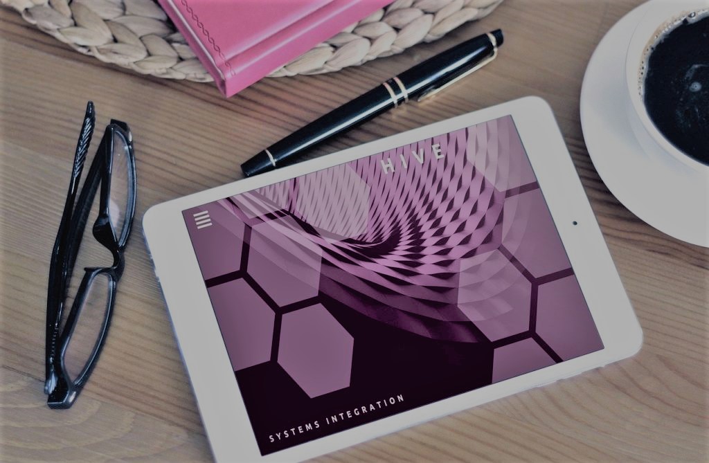 Tablette à fond violet avec un stylo plume à côté