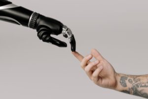 IA une main de robot touche le doigt d'un humain