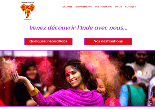 Photo de la page d'accueil d'un site sur des voyages en Inde. Une Femme sourie en jetant de la poudre colorée